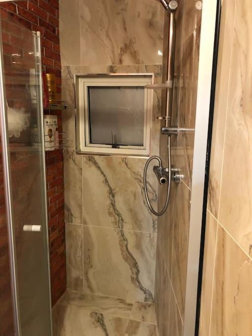 Cheerful 4 Bedroom House With Garden Free Parking London Bagian luar foto