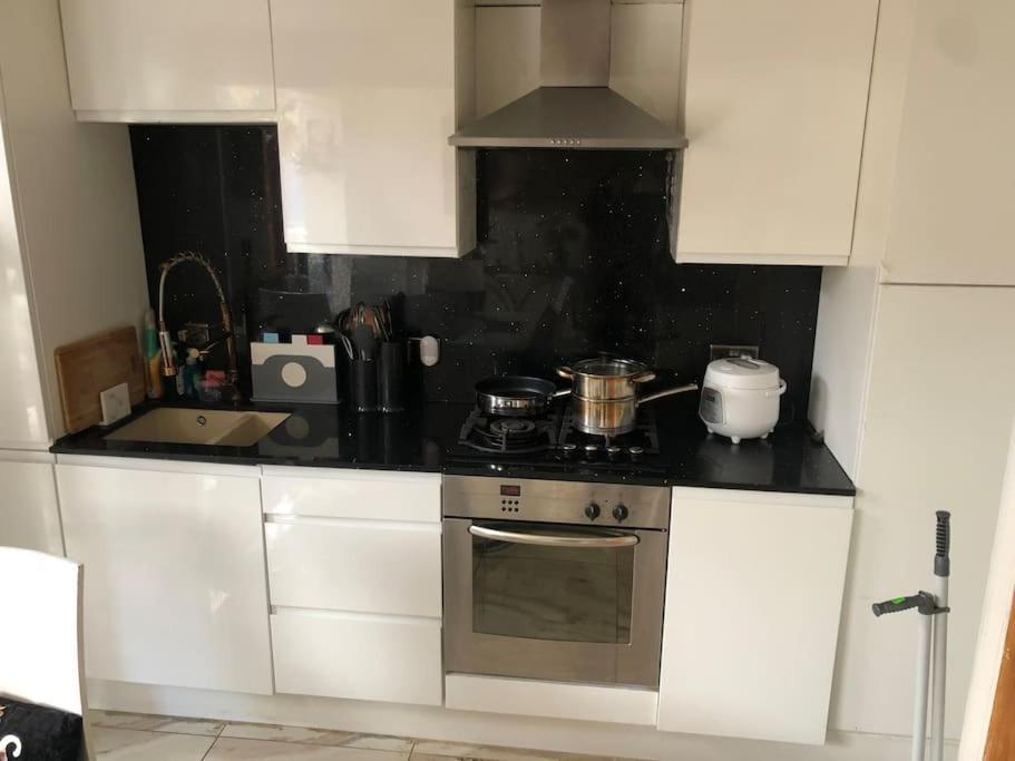 Cheerful 4 Bedroom House With Garden Free Parking London Bagian luar foto