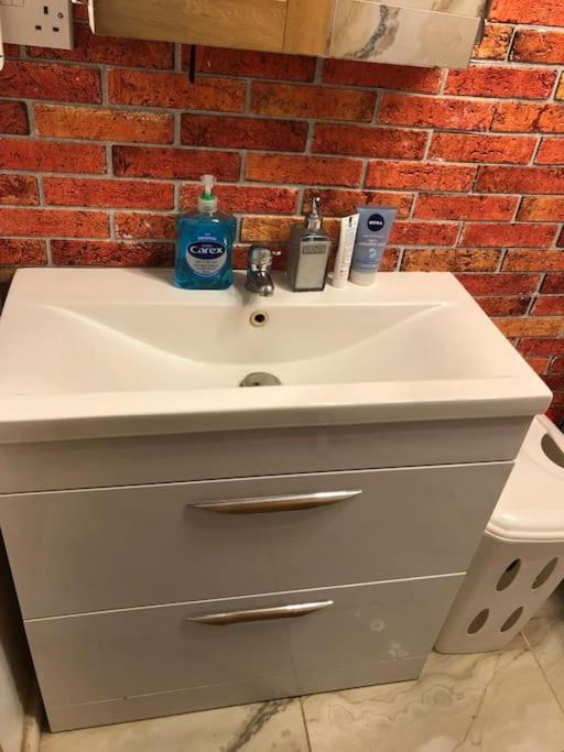 Cheerful 4 Bedroom House With Garden Free Parking London Bagian luar foto