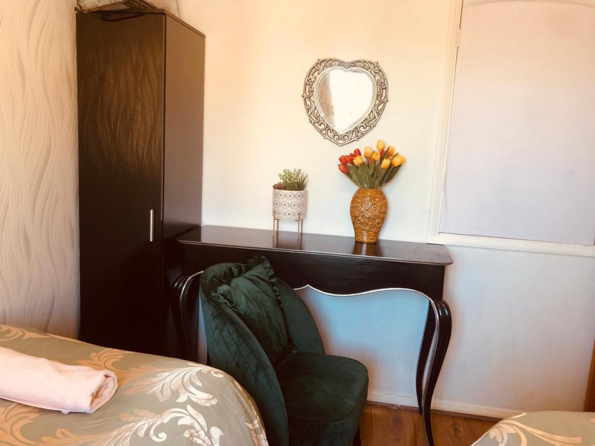 Cheerful 4 Bedroom House With Garden Free Parking London Bagian luar foto